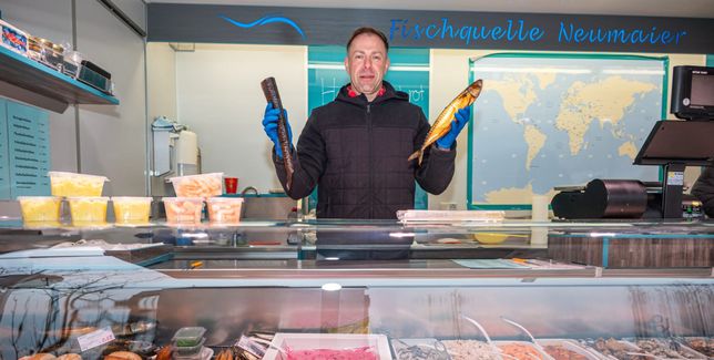 Marc Langmann hinter seiner reich bestückten Theke.